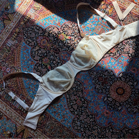 SKIMS No Show Unlined Balconette Bra - Picture 2 of 9